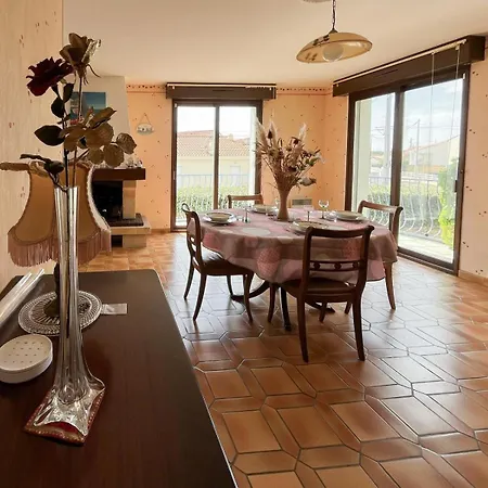 Jolie Maison Avec Jardin - Quartier La Rouliere - 4 Personnes Holiday home