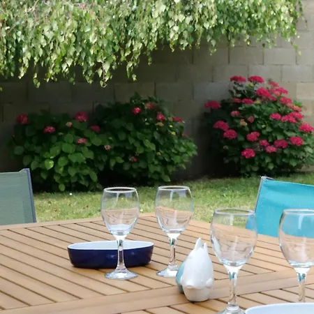 Jolie Maison Avec Jardin - Quartier La Rouliere - 4 Personnes *